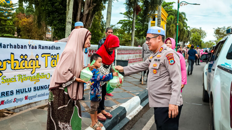 Polres HSU Bagikan 300 Takjil Di Bundaran Tugu Sholat Amuntai, Wujud Keperdulian Di Bulan Ramadhan 1447H