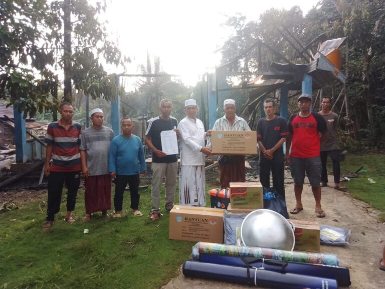 BPBD Banjar Salurkan Bantuan Korban Kebakaran di Karang Intan BPBD Banjar Salurkan Bantuan Korban Kebakaran di Karang Intan