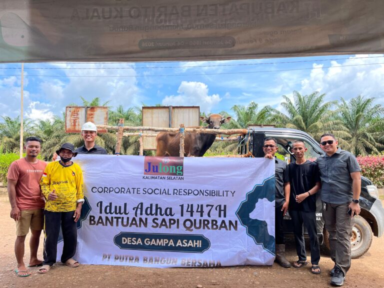 Julong Group Kalsel Serahkan 19 Sapi Qurban ke Warga