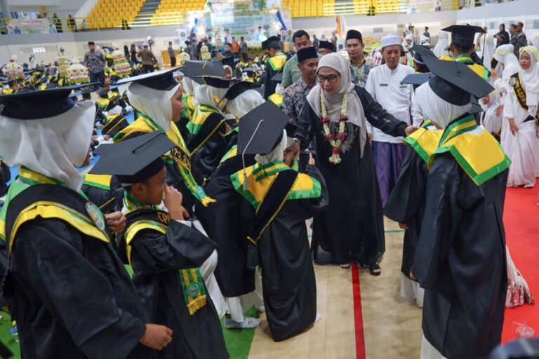 Wali Kota Banjarbaru Hadiri Wisuda Akbar BKPAKSI Wali Kota Banjarbaru Hadiri Wisuda Akbar BKPAKSI