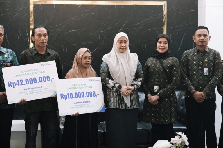 Pemko Banjarbaru Serahkan Santunan BPJS Ketenagakerjaan