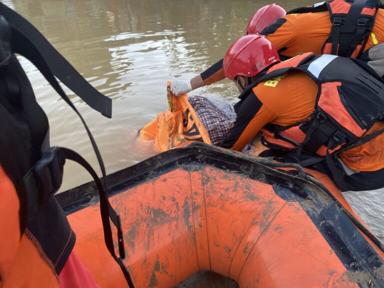 Tim SAR Temukan Dua Korban Tenggelam di Sungai Danau Satui, Operasi Resmi Berakhir Tim SAR Temukan Dua Korban Tenggelam di Sungai Danau Satui, Operasi Resmi Berakhir