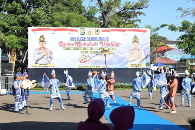 HUT Bhayangkara ke-80, Polda Kalsel Gelar Lomba Madihin dan Hadrah Polda Kalsel Gelar Lomba Madihin dan Hadrah RepublikBerita, Kalsel – Memperingati Hari Bhayangkara ke-80 yang mengusung tema "80 Tahun Mengabdi, Polri untuk Masyarakat," Kepolisian Daerah Kalimantan Selatan (Polda Kalsel) menggelar Festival Seni Budaya untuk pertama kalinya. Acara yang melombakan kesenian tradisional Madihin dan Hadrah ini diselenggarakan di Lapangan Murjani, Banjarbaru, bersamaan dengan momen Car Free Day (CFD) pada Minggu (21/6/2026). Kabid Humas Polda Kalsel, Kombes Pol Adam Erwindi, menyampaikan keterangan Kapolda Kalsel, Irjen Pol Dr. Rosyanto Yudha Hermawan, bahwa ajang ini bertujuan memperkuat kedekatan Polri dengan menggandeng langsung masyarakat dalam kemeriahan perayaan tahun ini. "Kegiatan ini diikuti oleh sebanyak 274 orang peserta," ujar Kapolda Kalsel saat ditemui di lokasi acara. Secara rinci, komposisi kepesertaan dalam Festival Seni Budaya ini terbagi ke dalam dua kategori perlombaan utama: Lomba Madihin: Diikuti oleh 36 peserta yang terbagi menjadi 13 tim perwakilan Polres jajaran dan 7 tim dari kategori masyarakat umum. Lomba Hadrah: Diramaikan oleh total 238 peserta yang terdiri atas 1 tim Polri dan 13 tim masyarakat umum. Kapolda menjelaskan bahwa festival ini merupakan komitmen nyata instansi dalam menjaga kearifan lokal agar seni budaya Banua terus dicintai oleh generasi muda. Guna menyemarakkan acara, Polda Kalsel juga menyediakan fasilitas makanan dan air minum gratis bagi seluruh warga yang beraktivitas di area Lapangan Murjani. Melihat tingginya antusiasme penonton, Kapolda mengisyaratkan bahwa festival ini akan menjadi agenda berkelanjutan dengan skala yang lebih besar dan melibatkan ragam kebudayaan Kalsel lainnya pada tahun depan, seperti kesenian Dayak. Nantinya, para pemenang lomba Madihin dan Hadrah tidak hanya membawa pulang penghargaan, tetapi juga mendapatkan kesempatan istimewa untuk tampil menghibur tamu undangan dalam upacara dan acara syukuran Hari Bhayangkara pada 1 Juli mendatang.