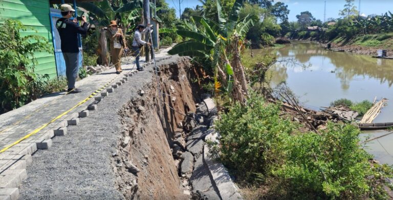 Jalan Baru Tiga Bulan di Pingaran Ilir Ambles ke Sungai Jalan Baru Tiga Bulan di Pingaran Ilir Ambles ke Sungai