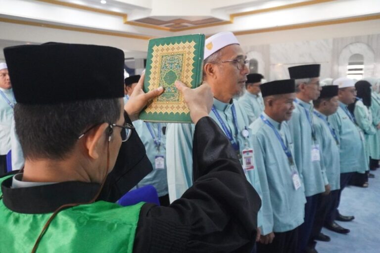Habib Idrus Lantik 100 Dewan Hakim dan Panitera MTQ XLIX