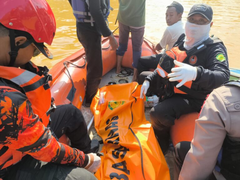 Tim SAR Gabungan Temukan Jasad Bocah Korban Terkam Buaya di Sungai Kupang Tim SAR Gabungan Temukan Jasad Bocah Korban Terkam Buaya di Sungai Kupang
