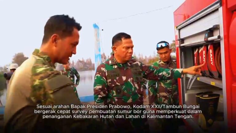Instruksi Presiden Prabowo Dieksekusi, Kodam Tambun Bungai Percepat Penanganan Karhutla di Kalteng ​RepublikBerita, Banjar – Pemerintah bergerak cepat menangani kebakaran hutan dan lahan (karhutla) serta kekeringan di Kalimantan Tengah. Sehari usai peninjauan Presiden Prabowo Subianto pada Sabtu (22/8/2026), bantuan tahap pertama langsung tiba untuk memperkuat penanganan di lapangan. ​Dalam tinjauan lokasi tersebut, Presiden menegaskan komitmen pemerintah memantau situasi secara berkala sekaligus melengkapi sarana mitigasi. ​“Situasi kita ikuti terus, kita lakukan langkah-langkah mitigasi. Alhamdulillah ini berjalan terus. Semua pejabat melaporkan kebutuhan-kebutuhannya, tiap hari kita tambahkan,” ujar Prabowo. ​Pemerintah juga menyuplai berbagai peralatan pendukung, mulai dari helikopter pemadam hingga mesin bor untuk pencarian pasokan air. Jajaran TNI wilayah Kalimantan merespons cepat instruksi tersebut. Pangdam XXII/Tambun Bungai Mayjen TNI Zainul Arifin turun langsung melakukan survei lokasi guna menentukan titik pembuatan sumur bor. ​Langkah ini menjadi solusi strategis mengatasi dua masalah sekaligus, yaitu karhutla dan kekeringan. Keberadaan sumur bor di area rawan mempermudah akses pasokan air, sehingga tim lapangan mampu memadamkan titik api lebih cepat saat cuaca kering. Penanggulangan bencana kini berfokus pada mitigasi pencegahan, bukan sekadar pemadaman saat api membesar. Kecepatan tindakan Kodam XXII/Tambun Bungai membuktikan sinergi kuat antara kebijakan pemerintah pusat dengan eksekusi di daerah. ​Saat ini, jajaran TNI, Polri, BPBD, pemadam kebakaran, serta para relawan bahu-membahu mengoperasikan helikopter, mesin bor, dan peralatan pemadam demi melindungi wilayah Kalimantan dari ancaman karhutla.