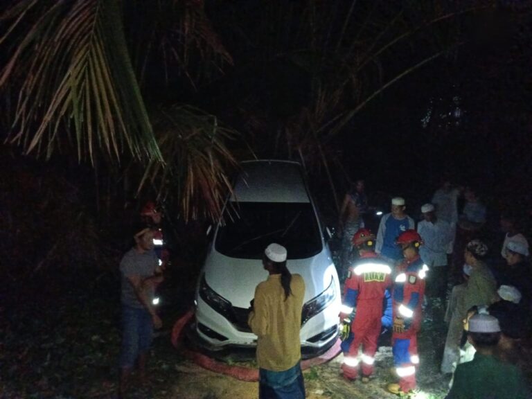 DKPP Banjar Evakuasi Mobil Honda CR-V di Lok Gabang Akibat Jatuh ke Sungai Kering
