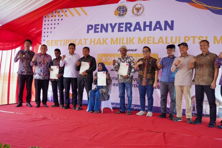 Komisi II DPR dan Pemkab Banjar Serahkan Sertifikat MBR