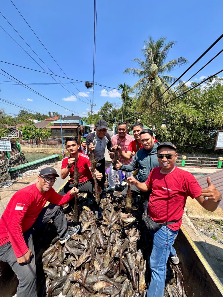 DKP3 Banjarbaru Angkat 2,4 Ton Ikan Sapu-Sapu dari Sungai
