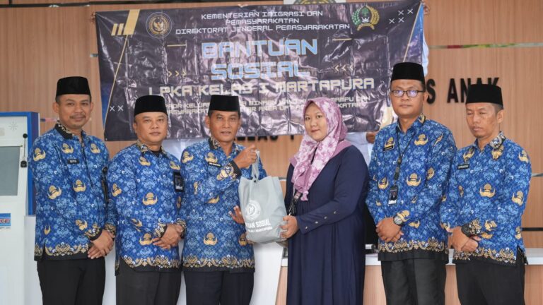 LPKA Martapura Salurkan 20 Paket Bansos LPKA Martapura Salurkan 20 Paket Bansos