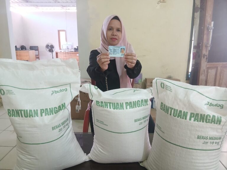 79 Warga Keramat Mina Terima Bantuan Pangan Beras untuk Tiga Bulan