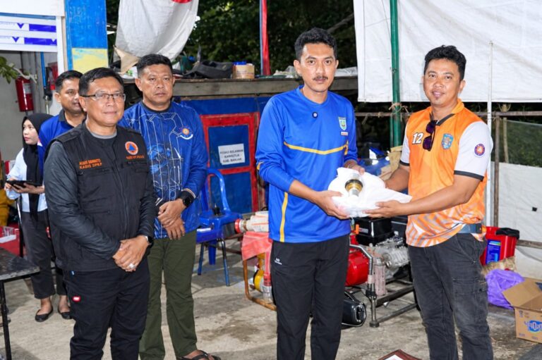 Dukung Penanganan Karhutla, Bupati Banjar Serahkan Bantuan Peralatan dan BBM untuk 21 BPK
