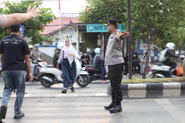 Kapolres Banjar Atur Langsung Arus Lalu Lintas Saat Jam Berangkat Sekolah