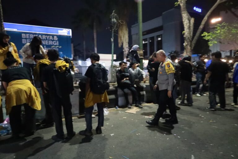 Unjuk Rasa di DPRD Kalsel Berlangsung Kondusif, Polri dan Mahasiswa Tutup Aksi dengan Bersih-Bersih Unjuk Rasa di DPRD Kalsel Berlangsung Kondusif, Polri dan Mahasiswa Tutup Aksi dengan Bersih-Bersih
